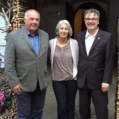 The Executive Board of "Alpine Town of the Year": Bojan Sever, Mayor of the Alpine Town of Idrija (Slovenia), Ingrid Fischer, Third Mayor of the Alpine Town of Sonthofen (Germany) and President Thierry Billet, Vice-President Grand Annecy for Air, Climate and Energy Policy (France). © Alpine Town of the Year